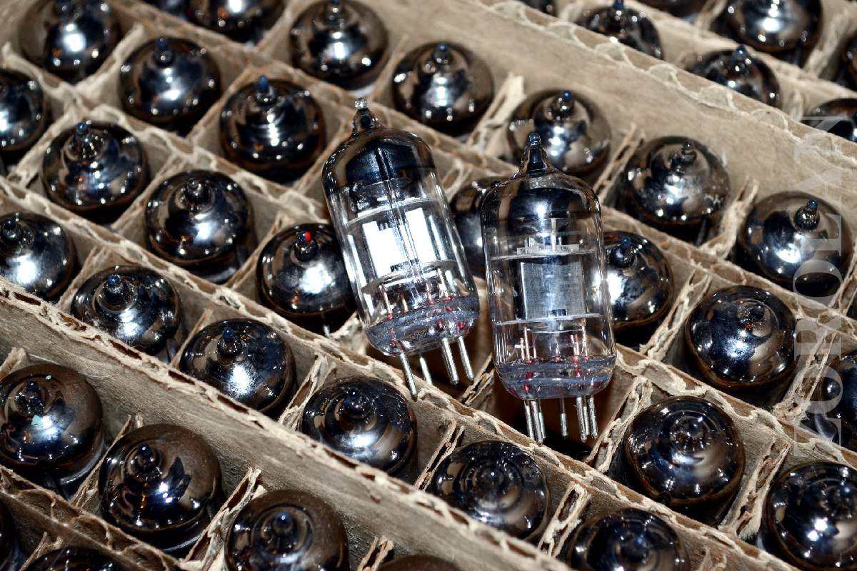 2 Tubes électroniques Voskhod 6J1P-EV (6AK5/EF95) Pairés NOS - Neufs Sous Blister